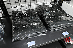 画像ギャラリー No.020のサムネイル画像 / 「かまいたちの夜 POP UP SHOP」内覧会レポ。原田ちあき氏の描き下ろしイラストを使ったTシャツなど30周年を記念した新作グッズがズラリ!