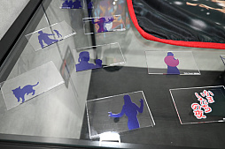 画像ギャラリー No.023のサムネイル画像 / 「かまいたちの夜 POP UP SHOP」内覧会レポ。原田ちあき氏の描き下ろしイラストを使ったTシャツなど30周年を記念した新作グッズがズラリ!