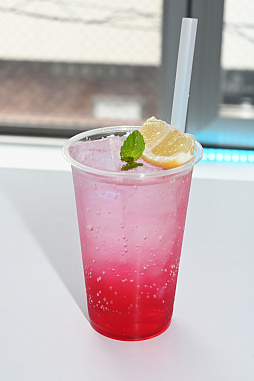 画像ギャラリー No.010のサムネイル画像 / 「NTE」と秋葉原のメイドカフェ「氷と宝石のパティスリー リリアンキュキュ」がコラボ。公式コスプレイヤーも登場した内覧会をレポート