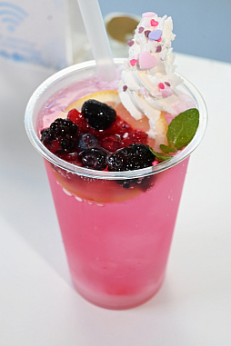 画像ギャラリー No.013のサムネイル画像 / 「NTE」と秋葉原のメイドカフェ「氷と宝石のパティスリー リリアンキュキュ」がコラボ。公式コスプレイヤーも登場した内覧会をレポート