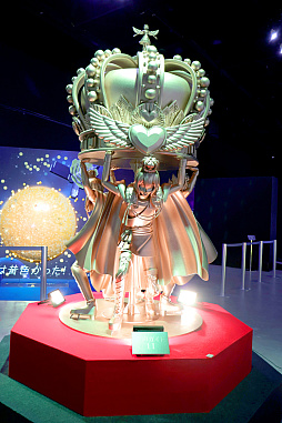 画像ギャラリー No.021のサムネイル画像 / 神々しく鎮座する「金のオバレ像」！　大量のフォトスポットで作品世界を楽しめる「KING OF PRISM 10th ANNIVERSARY展」レポート