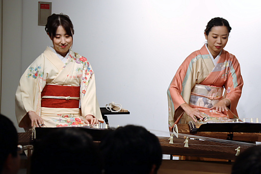 画像ギャラリー No.007のサムネイル画像 / 「風来のシレン6」の楽曲を和楽器グループ「ファミ箏」が演奏。「風来のシレン30周年記念 不思議のダンジョンストア」のミニライブをレポート