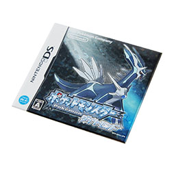 画像ギャラリー No.012のサムネイル画像 / 「ポケットモンスター」シリーズの歴代ゲームソフトのパッケージがデザインされたグッズが登場。Tシャツやピンズなどを6月18日にリリース