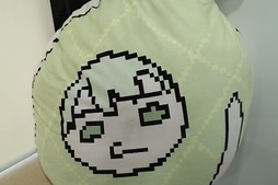 画像ギャラリー No.036のサムネイル画像 / 「トリッカル・もちもちほっペ大作戦」開発元のEPID Gamesを見学に韓国へ。同人グッズやミームに溢れるオタクカンパニー