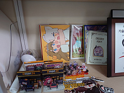 画像ギャラリー No.074のサムネイル画像 / 「トリッカル・もちもちほっペ大作戦」開発元のEPID Gamesを見学に韓国へ。同人グッズやミームに溢れるオタクカンパニー