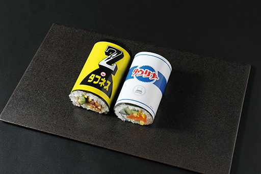 画像ギャラリー No.002のサムネイル画像 / 「龍が如く 極3 / 龍が如く3外伝 Dark Ties」,宅配寿司「銀のさら」とのコラボを開催。ゲームの回復アイテムをイメージした「コラボ太巻」が登場