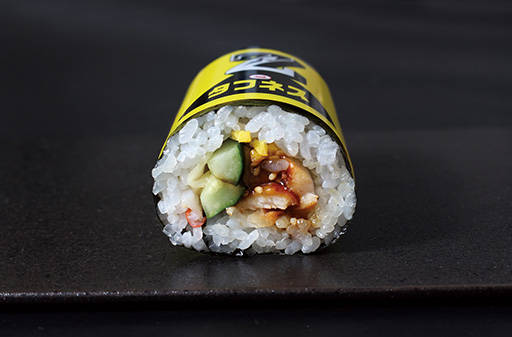 画像ギャラリー No.004のサムネイル画像 / 「龍が如く 極3 / 龍が如く3外伝 Dark Ties」,宅配寿司「銀のさら」とのコラボを開催。ゲームの回復アイテムをイメージした「コラボ太巻」が登場