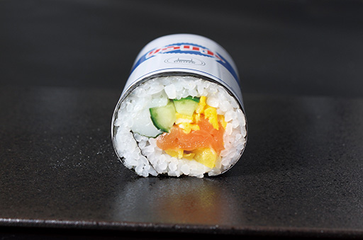 画像ギャラリー No.005のサムネイル画像 / 「龍が如く 極3 / 龍が如く3外伝 Dark Ties」,宅配寿司「銀のさら」とのコラボを開催。ゲームの回復アイテムをイメージした「コラボ太巻」が登場