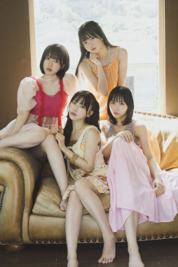 画像ギャラリー No.002のサムネイル画像 / 日常侵蝕ゲーム「ノンレゾン 1st写真集〈QUINTET〉」,重版決定。架空アイドル「ノンレゾン」によるお渡し会を2月15日に秋葉原で開催