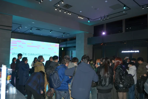 ���������꡼ No.001�Υ���ͥ������ / ��Phone (3a) Community Edition�פ�����Ϫ�ܤ��줿�ݥåץ��åץ��٥�Ȥ��ݡ��ȡ�90ǯ���Ⱦ�Υ����ൡ��פ碌��ǥ�����̥��