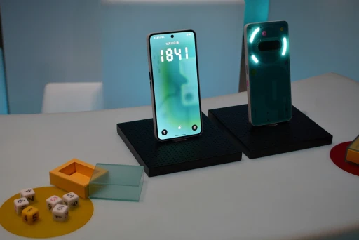 ���������꡼ No.006�Υ���ͥ������ / ��Phone (3a) Community Edition�פ�����Ϫ�ܤ��줿�ݥåץ��åץ��٥�Ȥ��ݡ��ȡ�90ǯ���Ⱦ�Υ����ൡ��פ碌��ǥ�����̥��