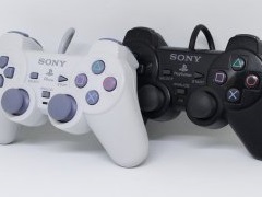 PlayStation 5用ゲームパッド「DualSense」が発表されたので，PSシリーズを支えた「DUALSHOCK」の進化を見比べてみる