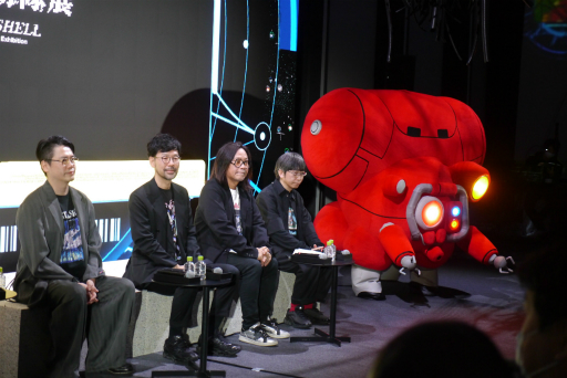 画像ギャラリー No.003のサムネイル画像 / 「攻殻機動隊展 Ghost and the Shell」内覧会レポート。アニメ全作品を横断的に網羅した見ごたえのある展覧会を，ARタチコマの解説付きで楽しめる