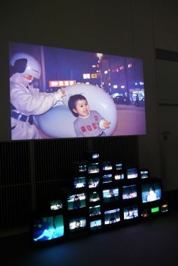 画像ギャラリー No.027のサムネイル画像 / 「攻殻機動隊展 Ghost and the Shell」内覧会レポート。アニメ全作品を横断的に網羅した見ごたえのある展覧会を，ARタチコマの解説付きで楽しめる