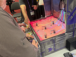 画像ギャラリー No.008のサムネイル画像 / ペットボトルのフタをペチッと弾くと……？　エレメカチックなおもしろ筐体「The Cap Circus」をalt.ctrl.GDCで体験［GDC 2026］