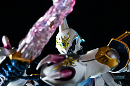 画像ギャラリー No.042のサムネイル画像 / ［レビュー］「METAL BUILD DRAGON SCALE サーバイン（白き秘宝）」ファンタジックで生体感のあるディテールが，唯一無二の存在感