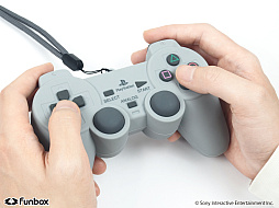 画像ギャラリー No.012のサムネイル画像 / 「PlayStation」のコントローラを再現したシリコンポーチが本日発売。サイズまで再現した存在感抜群のグッズ