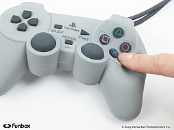画像ギャラリー No.013のサムネイル画像 / 「PlayStation」のコントローラを再現したシリコンポーチが本日発売。サイズまで再現した存在感抜群のグッズ