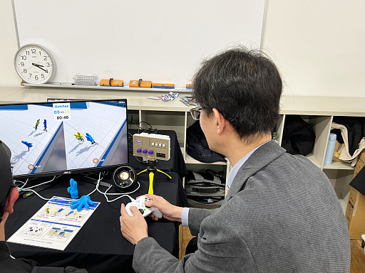 画像ギャラリー No.033のサムネイル画像 / 「TOKYO INDIE GAMES SUMMIT 2026」出展作品レポート(変わったコントローラ編)。ピザを焼き,ポップコーンを頂戴し,ビールで流し込んだ末,レジェンドクリエイターと遊んだ