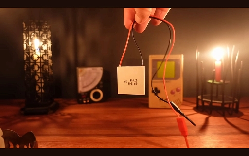 画像ギャラリー No.003のサムネイル画像 / ろうそくの炎でゲームボーイをプレイ。太陽電池では出力が足りない中，果たしてどのような方法が考案されたのか