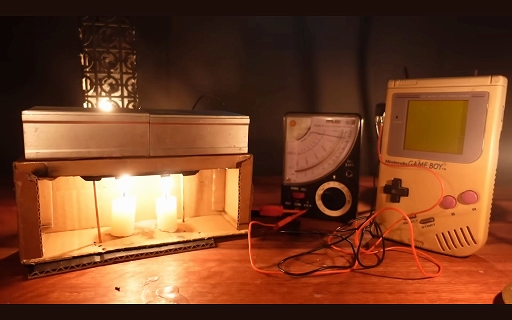 画像ギャラリー No.006のサムネイル画像 / ろうそくの炎でゲームボーイをプレイ。太陽電池では出力が足りない中，果たしてどのような方法が考案されたのか