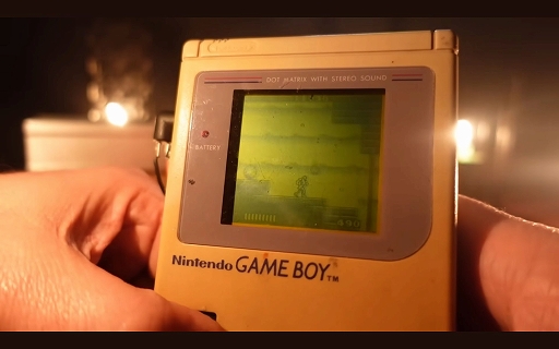 画像ギャラリー No.007のサムネイル画像 / ろうそくの炎でゲームボーイをプレイ。太陽電池では出力が足りない中，果たしてどのような方法が考案されたのか