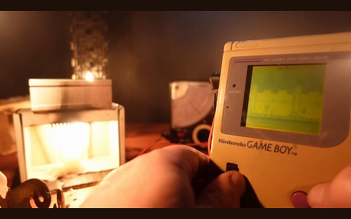 画像ギャラリー No.008のサムネイル画像 / ろうそくの炎でゲームボーイをプレイ。太陽電池では出力が足りない中，果たしてどのような方法が考案されたのか