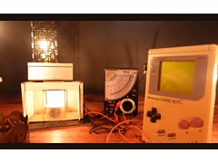 ろうそくの炎でゲームボーイをプレイ。太陽電池では出力が足りない中，果たしてどのような方法が考案されたのか