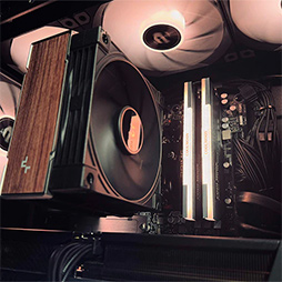 画像ギャラリー No.005のサムネイル画像 / 木目調のPCケースが映えるミニタワー型ゲームPCがREFT COMPUTERから発売に