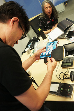 画像ギャラリー No.019のサムネイル画像 / 「serial experiments lain」の20周年を記念し,主要スタッフにゲーム版をプレイしてもらった。次作は「誰かが適当に作ったら」?