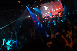 画像ギャラリー No.024のサムネイル画像 / 「serial experiments lain」の20周年を記念し,主要スタッフにゲーム版をプレイしてもらった。次作は「誰かが適当に作ったら」?