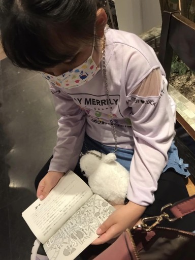 画像集 No.010のサムネイル画像 / 噂の100円ゲームブックを，6歳の娘と遊んでみる。DAISO発「きみが決めるストーリーブック」の実力やいかに