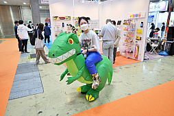 画像集 No.065のサムネイル画像 / 大人も楽しめる「東京おもちゃショー2023」レポート。ホロライブプロダクションブースにはライバーたちのぬいぐるみが