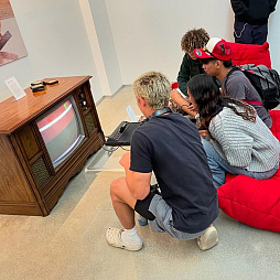 ���������꡼ No.007�Υ���ͥ������ / ��Supercade�ץ�ޥ������Ǥ˴ؤ���Kickstarter�����ڡ���Ÿ���档���Ǥ�¿�Ѥ����ӥǥ�������ˤν��Ҥ���������䤫�ˤ�ߤ�����