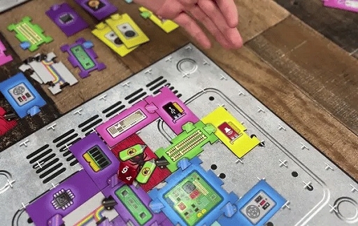 画像ギャラリー No.008のサムネイル画像 / 高騰するパーツを確保し,レトロゲームを動かせるPCを組み上げろ。ボードゲーム「ComputerJunkyard」のKickstarterキャンペーンが展開中