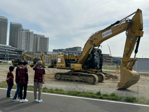 画像ギャラリー No.001のサムネイル画像 / KONAMI eスポーツ学院の生徒がリモートで油圧ショベルを操作! 産学連携による課外活動をレポート