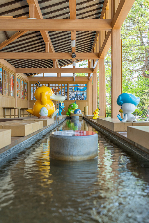 画像ギャラリー No.004のサムネイル画像 / ポケモンたちと足湯でゆったり。石川県・和倉温泉で「わくらポケモン足湯」がオープン。七尾湾を一望できる無料の足湯