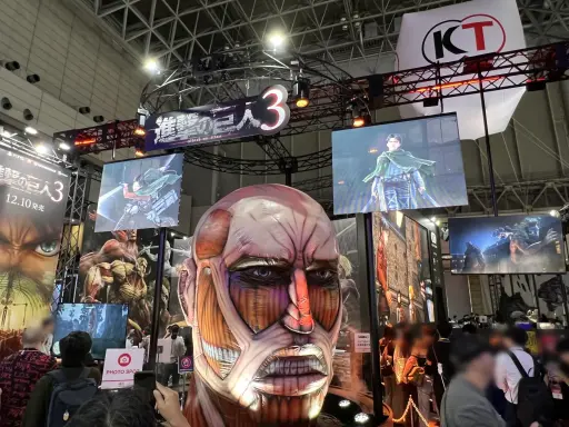 画像ギャラリー No.001のサムネイル画像 / 超大型巨人の巨大バルーンが目印！ 「進撃の巨人3」の試遊台で，より直感的になった立体機動とスロー演出を体験してきた［TGS2026］