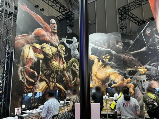 画像ギャラリー No.002のサムネイル画像 / 超大型巨人の巨大バルーンが目印！ 「進撃の巨人3」の試遊台で，より直感的になった立体機動とスロー演出を体験してきた［TGS2026］