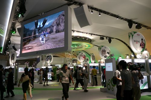 TGS 2010ϥޥեȥ֡ˤϥɥѡƥȥޤ50ȥ뤬롣Kinectбȥ֥ޥ2פλͷʤɸ