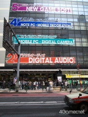 画像ギャラリー No.002のサムネイル画像 / 小島秀夫監督が世界を回る！　「メタルギア」シリーズ最新作の発売を記念してスタートした「METAL GEAR SOLID PEACE WALKER WORLD TOUR 2010」初日の模様をレポート