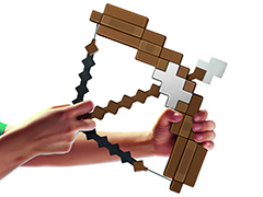 「Minecraft」より，ダイヤモンドの剣，エンチャントされたツルハシ，弓矢がおもちゃに。弓矢はサウンドも再現