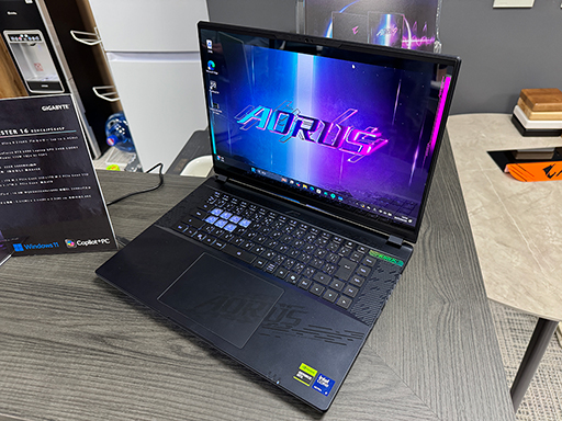 画像ギャラリー No.001のサムネイル画像 / GeForce RTX 5070搭載のゲーマー向けノートPCや500Hz表示対応ディスプレイなどGIGABYTEが新製品を紹介