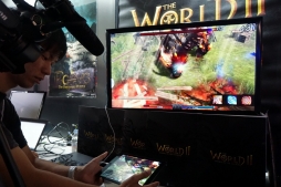 TGS 2014̤졤ɤդܥȤϥХȥˤӤ롣¿ΥץåȥեŸͽΥRPGThe World IIפiOSǥץ쥤ࡼӡǺ