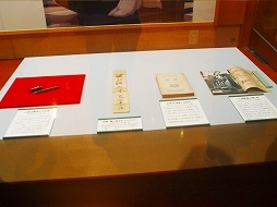 画像集#019のサムネイル/さいたま文学館で「文豪とアルケミスト」とコラボした太宰 治の企画展が開催中