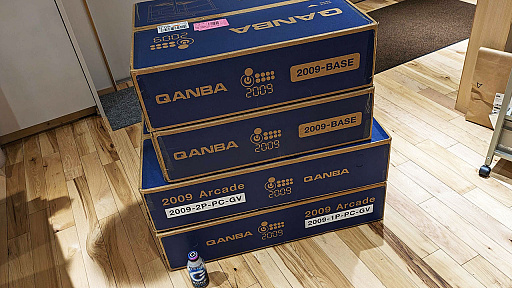画像集 No.001のサムネイル画像 / アケコン内蔵デスク「QANBA 2009 Arcade」をレビュー。高級アケコン約2台分のお値段でコレというのは，なかなかシビれるアイテムだ