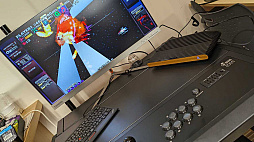 画像集 No.028のサムネイル画像 / アケコン内蔵デスク「QANBA 2009 Arcade」をレビュー。高級アケコン約2台分のお値段でコレというのは，なかなかシビれるアイテムだ