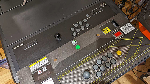 画像集 No.030のサムネイル画像 / アケコン内蔵デスク「QANBA 2009 Arcade」をレビュー。高級アケコン約2台分のお値段でコレというのは，なかなかシビれるアイテムだ