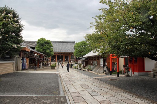 画像ギャラリー No.009のサムネイル画像 / 「勝利の女神:NIKKE」が京都各地をめぐる街歩き企画を開始。黄色に染まるタワーの前で声優らが参加を呼びかけた
