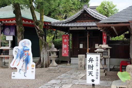 画像ギャラリー No.010のサムネイル画像 / 「勝利の女神:NIKKE」が京都各地をめぐる街歩き企画を開始。黄色に染まるタワーの前で声優らが参加を呼びかけた